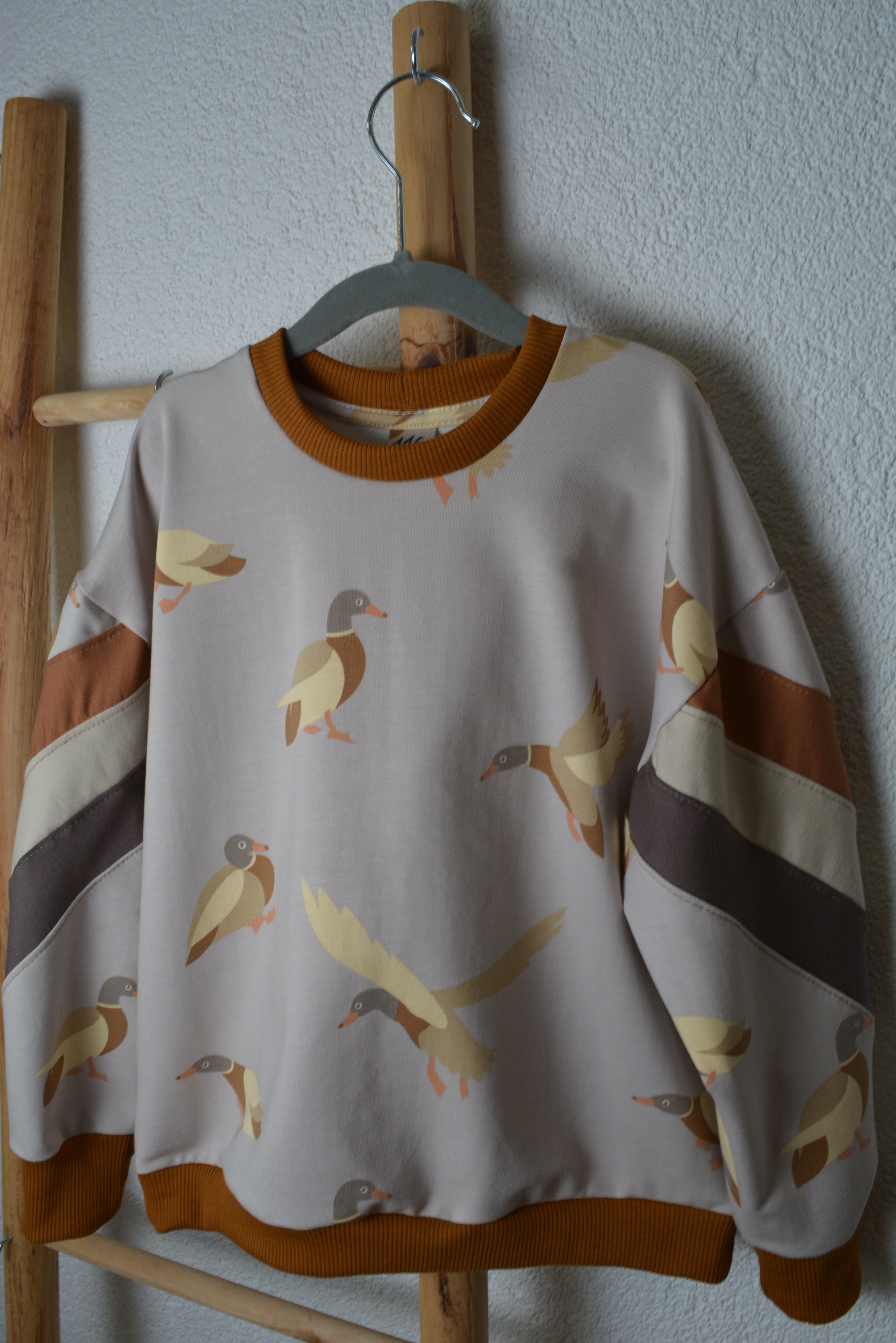 Kinder Sweater „Wild Ducks“ – Oversized Unisex Gr.116