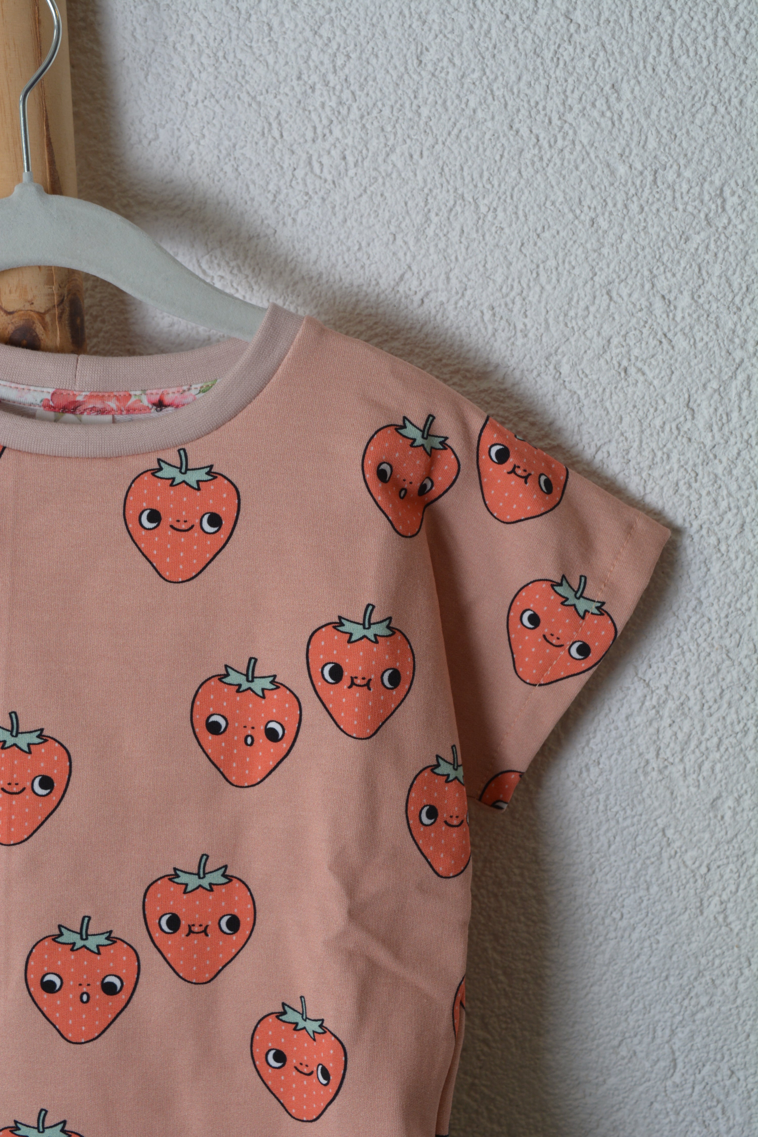 Kinder Set „Berry Happy“ – Oversized Shirt & Retro Shorts Gr.104/110