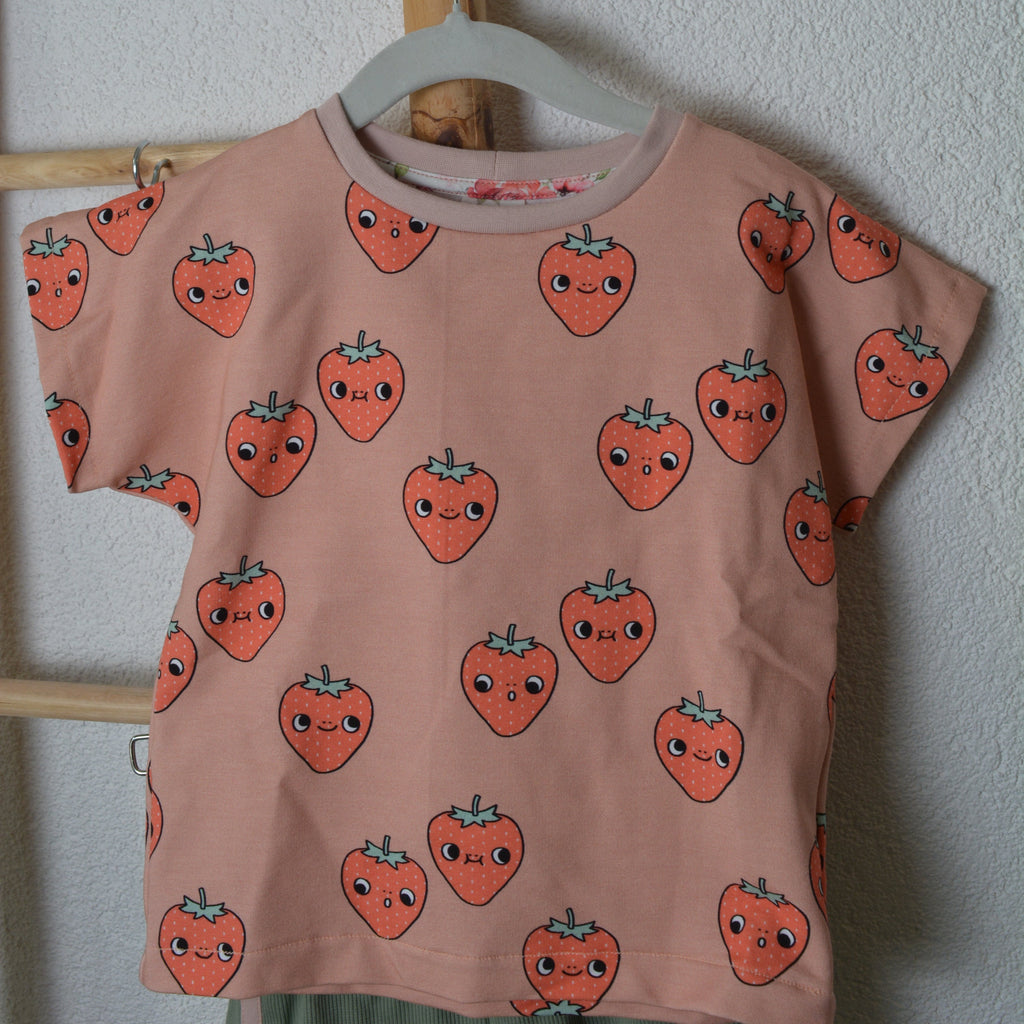 Kinder Set „Berry Happy“ – Oversized Shirt & Retro Shorts Gr.104/110
