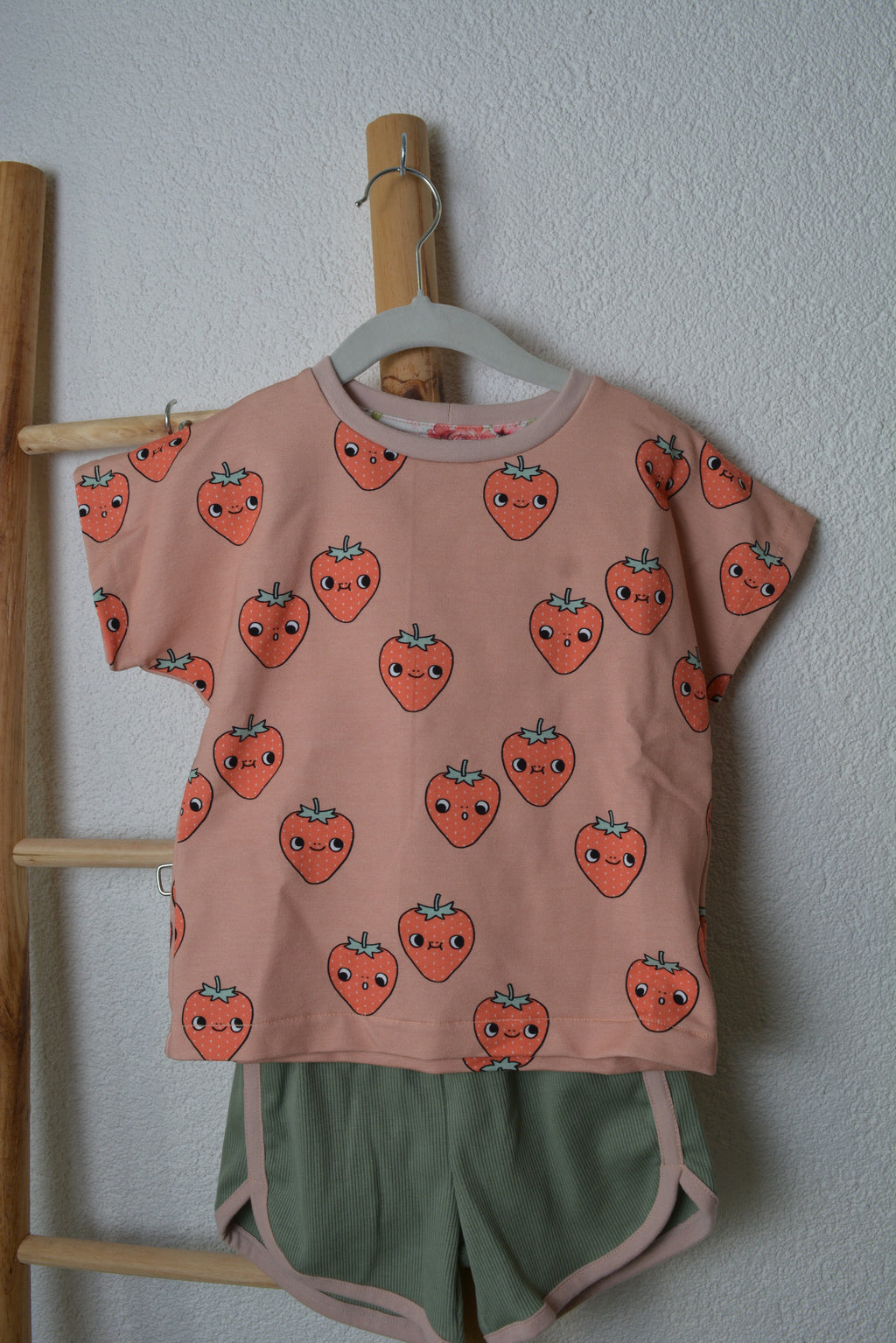 Kinder Set „Berry Happy“ – Oversized Shirt & Retro Shorts Gr.104/110