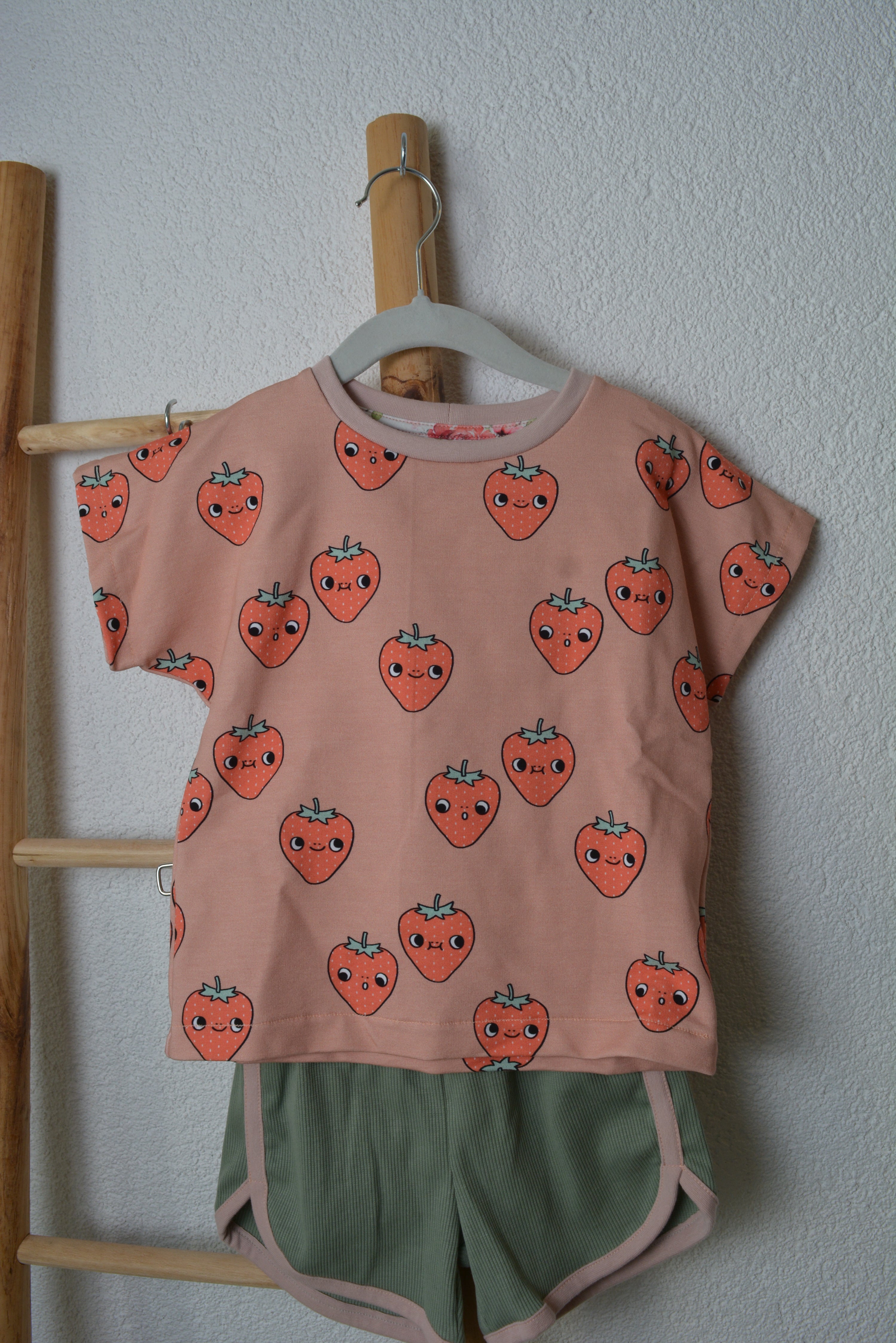 Kinder Set „Berry Happy“ – Oversized Shirt & Retro Shorts Gr.104/110
