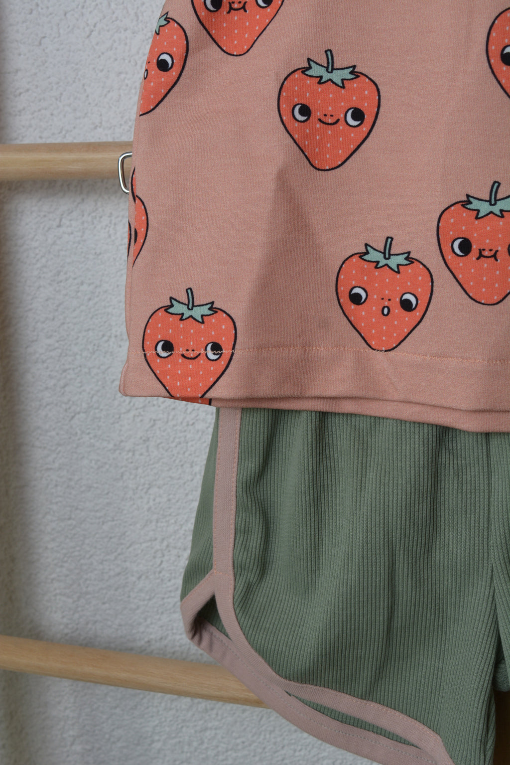 Kinder Set „Berry Happy“ – Oversized Shirt & Retro Shorts Gr.104/110