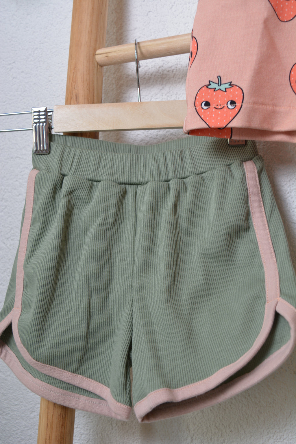 Kinder Set „Berry Happy“ – Oversized Shirt & Retro Shorts Gr.104/110