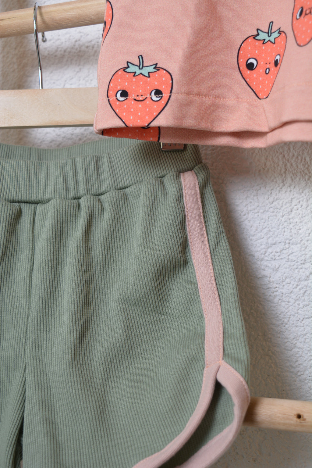 Kinder Set „Berry Happy“ – Oversized Shirt & Retro Shorts Gr.104/110