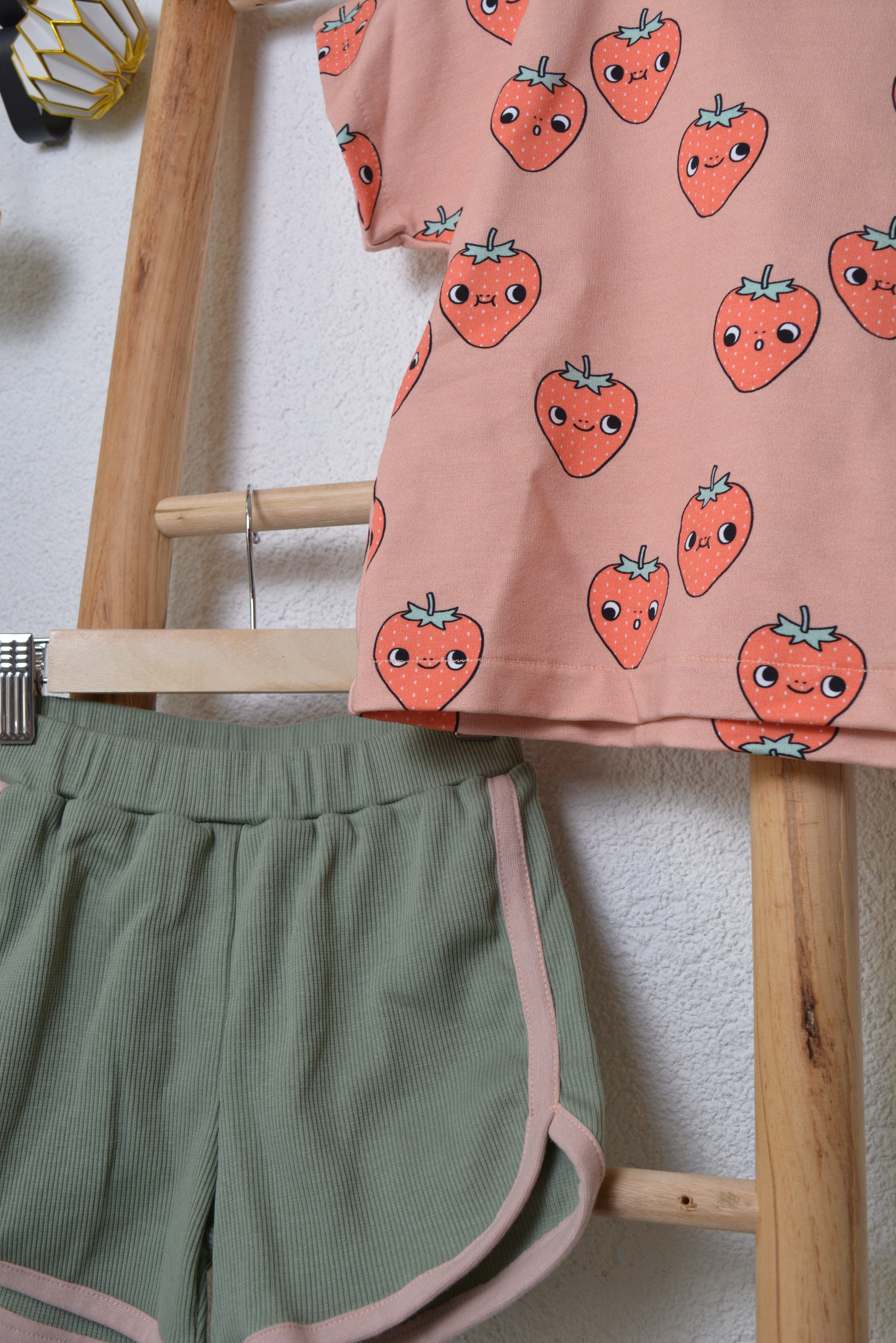 Kinder Set „Berry Happy“ – Oversized Shirt & Retro Shorts Gr.104/110
