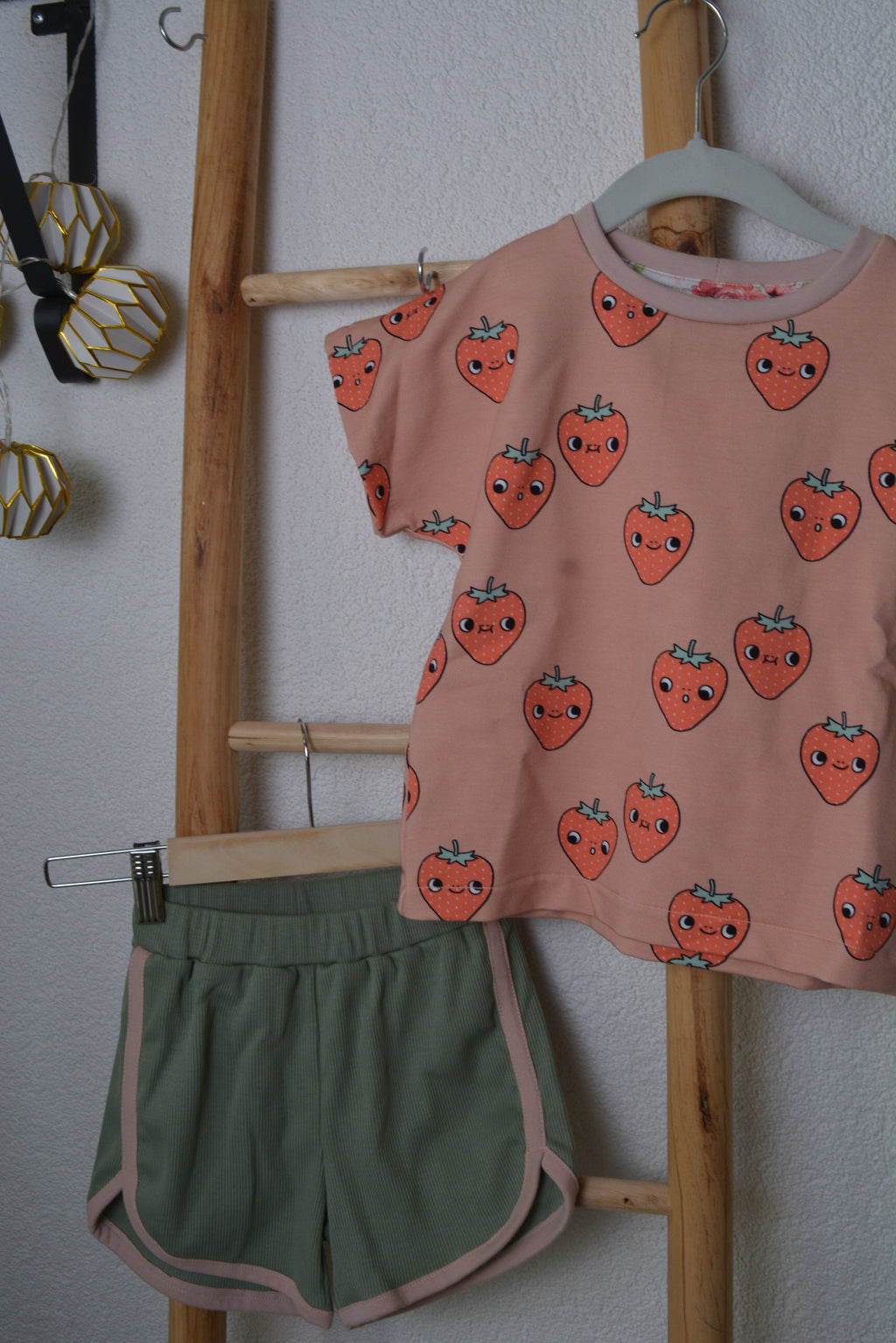 Kinder Set „Berry Happy“ – Oversized Shirt & Retro Shorts Gr.104/110